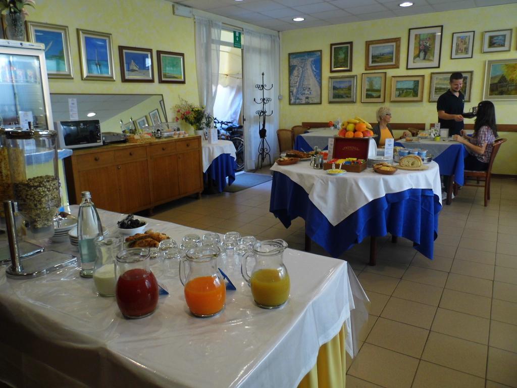 Hotel Ely Viareggio Buitenkant foto