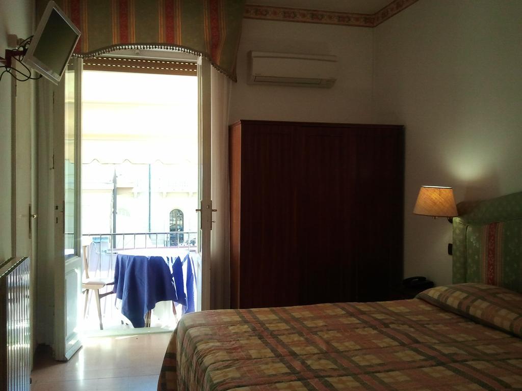 Hotel Ely Viareggio Buitenkant foto