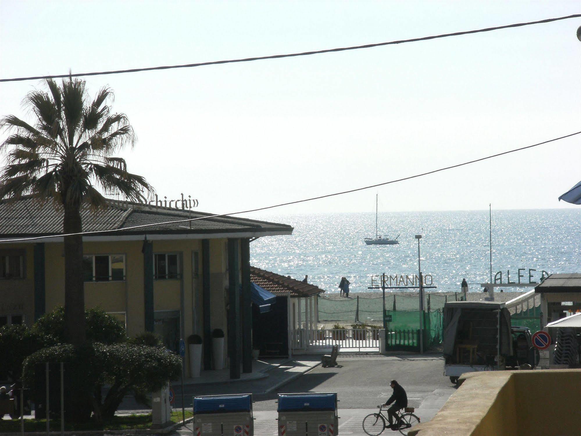 Hotel Ely Viareggio Buitenkant foto
